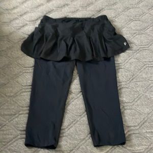 Skirt Sports Black Lioness Capri running pant/skirt size large (L)